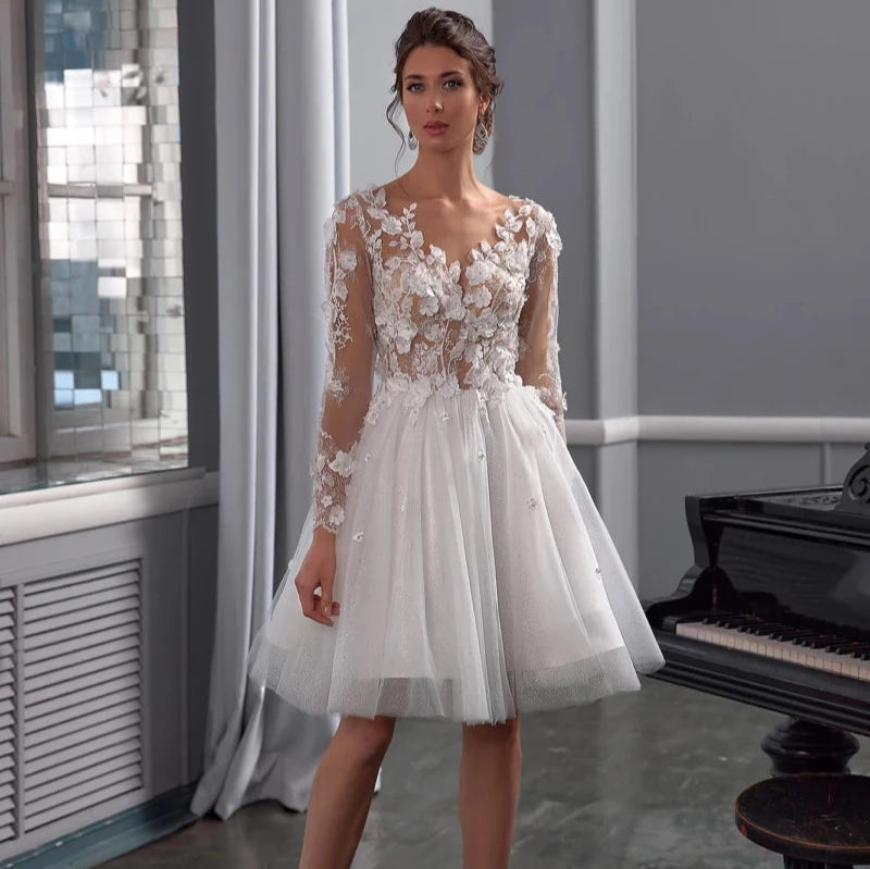 Robe de mariée bohème courte avec détails floraux, style champêtre, portée légère, idéale pour mariage bohème en plein air.