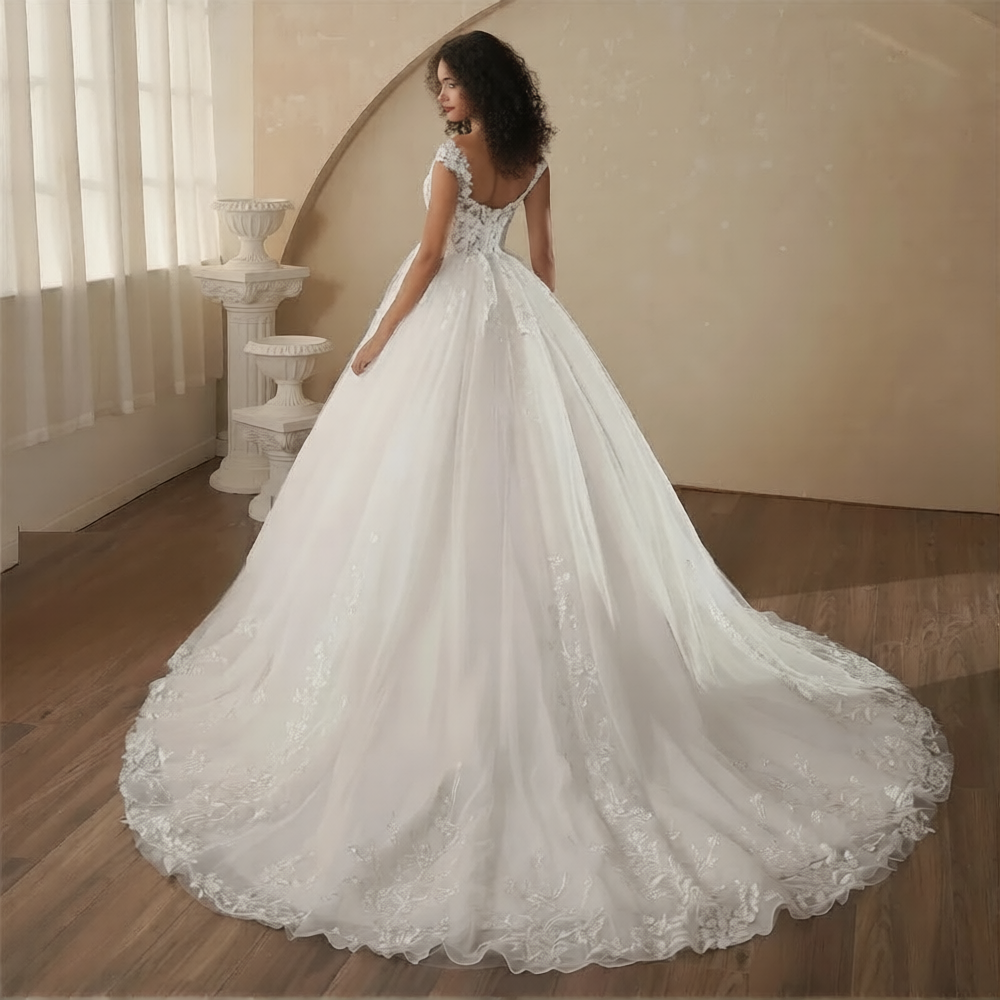 Robe de mariée décolleté élégante de la marque Robe de Mariée Paris, vue en détail avec tissu fluide et finition raffinée.