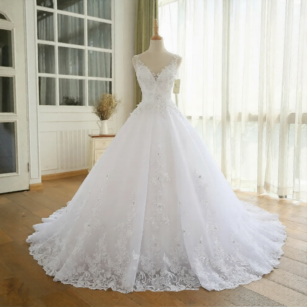 Robe de mariée minimaliste de la marque Robe de mariée Paris, longue avec décolleté élégant et tissu fluide blanc.