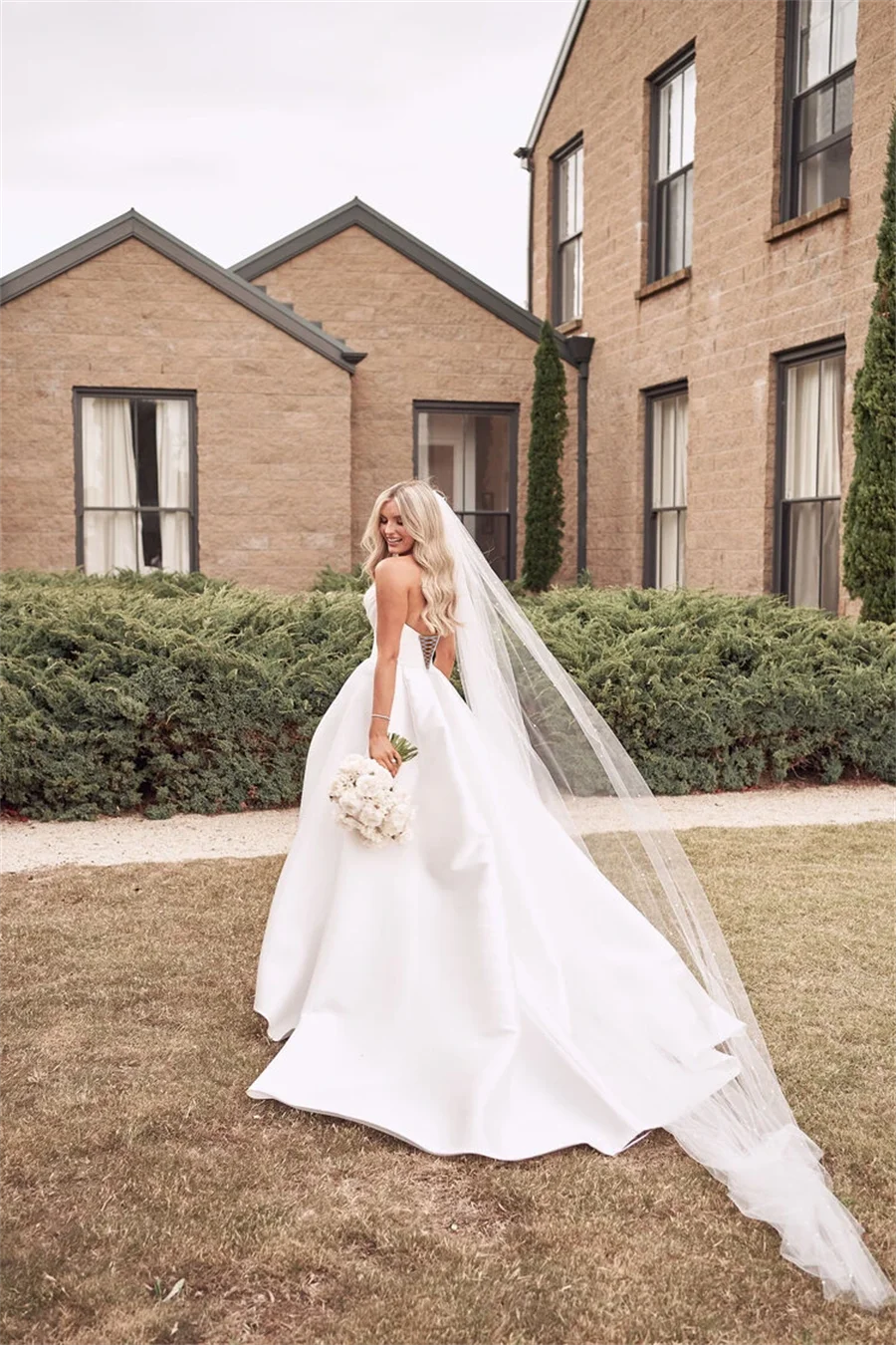 Robe de mariée japonaise élégante de la marque Robe de Mariée Paris, avec détails floraux et tissu fluide.