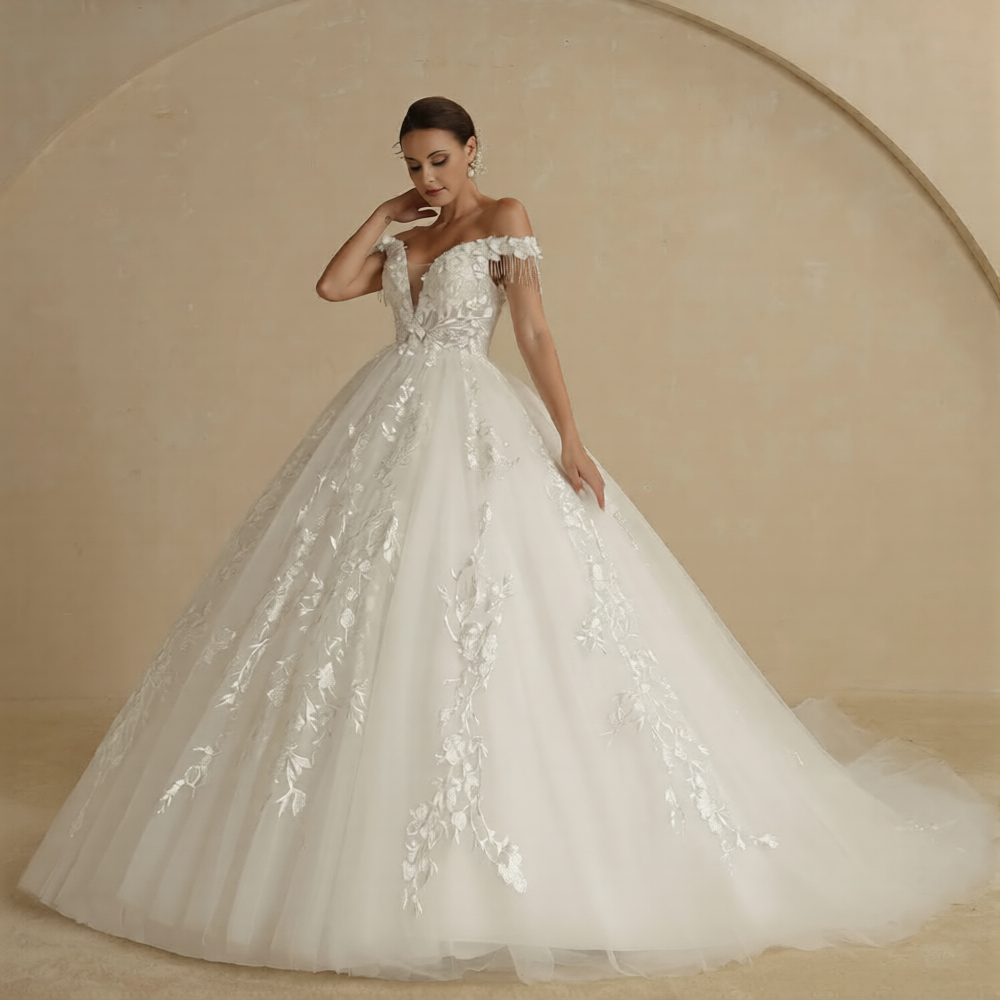 Robe de mariée princesse longue traine de la marque Robe de mariée Paris, en tissu blanc avec décolleté élégant et jupe volumineuse.