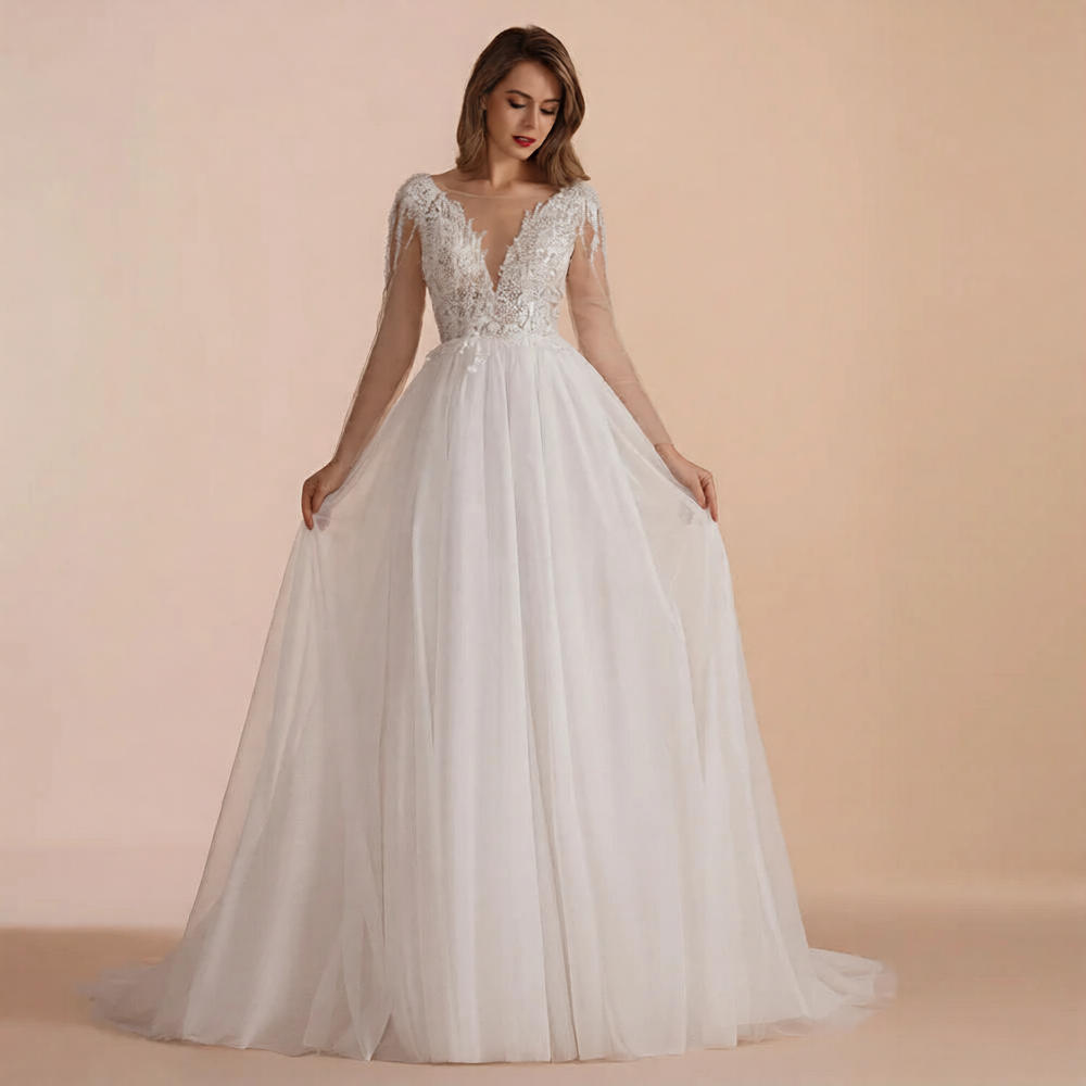 Robe de mariée élégante avec voile en dentelle blanche de la marque Robe de Mariée Paris, vue de face sur fond neutre.