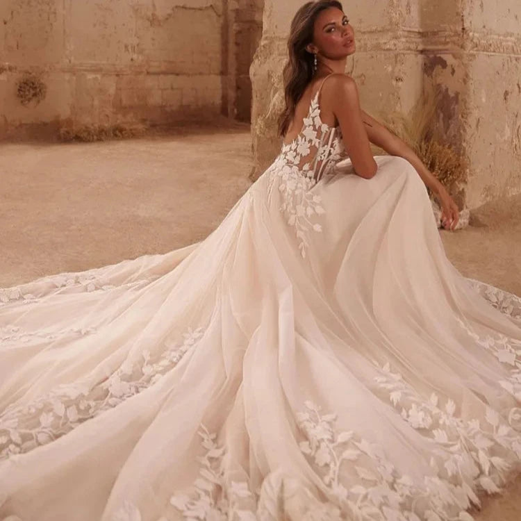 Robe de mariée trapèze bohème en dentelle avec décolleté en V et dos ouvert, style élégant et fluide, portée avec voile en tulle.