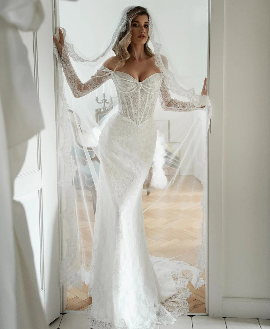 Robe de mariée Paris, robe de mariée col V élégante en tissu blanc avec détails délicats, vue de face sur fond neutre.