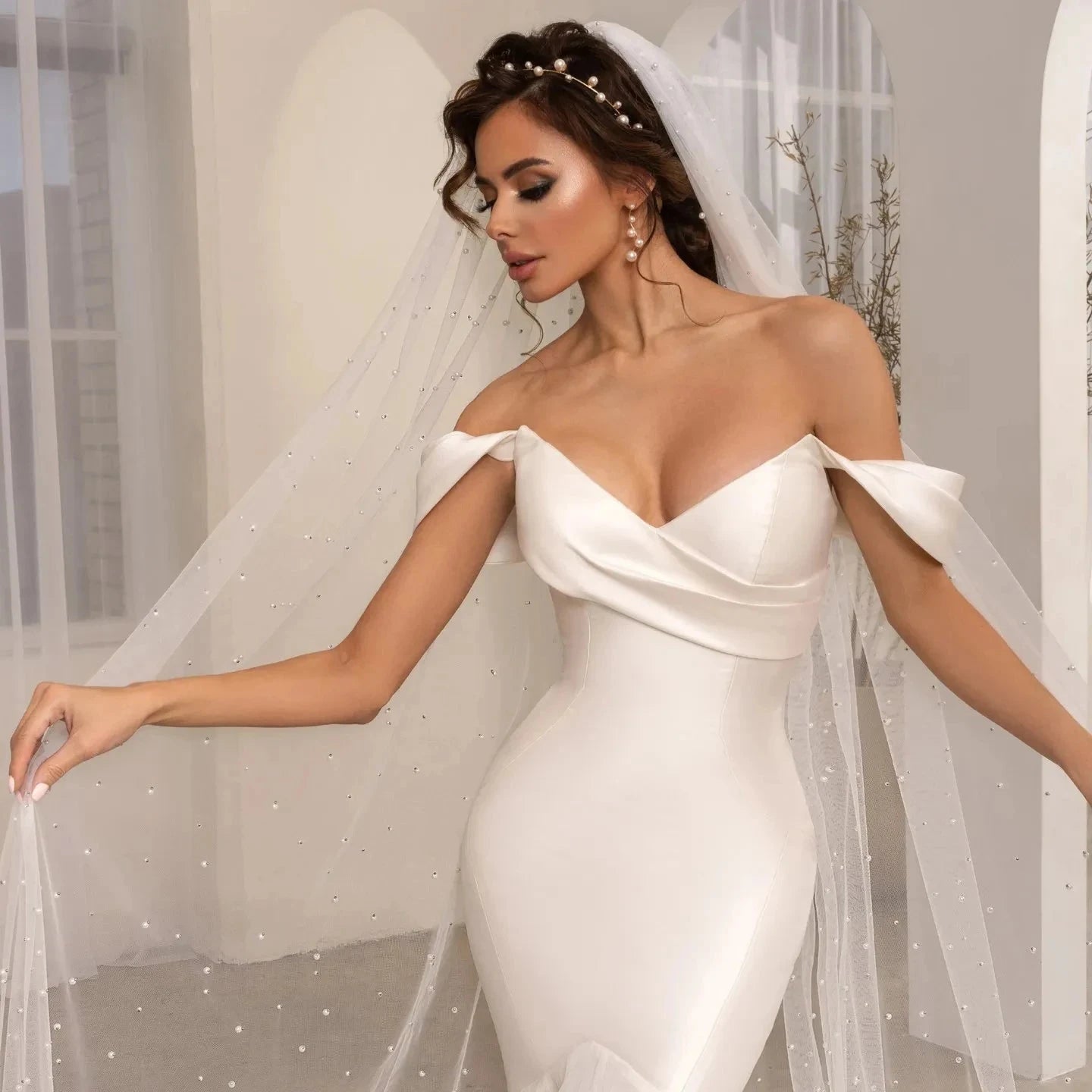Robe de mariée bohème 2022 avec dentelle et décolleté en V, silhouette fluide et détails romantiques.
