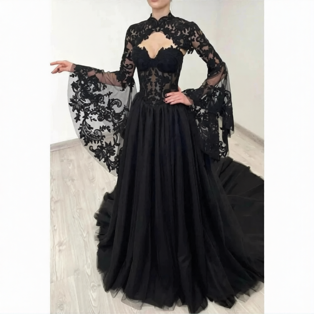 Robe de mariée noire gothique de la marque Robe de mariée Paris, détail en dentelle et tissu fluide pour un style élégant et sombre.