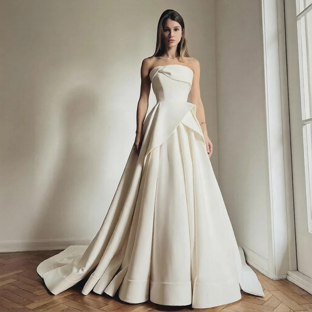 Robe de mariée Paris, robe de mariée col bateau en tissu blanc avec détails délicats, vue de face sur fond blanc.