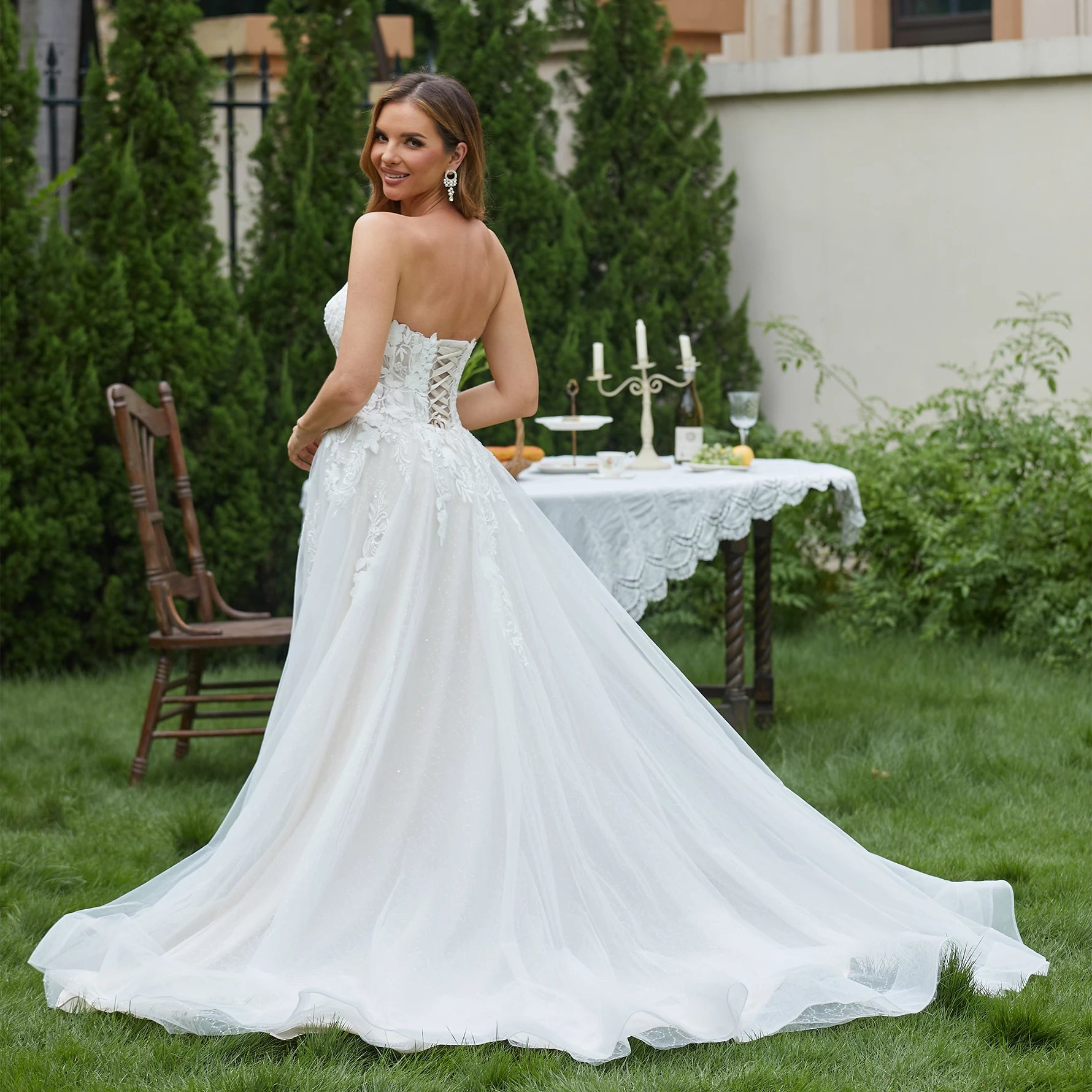 Robe de mariée provençale de Robe de mariée Paris, détails en dentelle blanche, silhouette élégante et décontractée.
