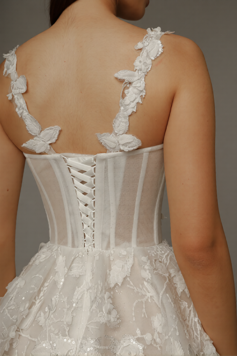 Robe de mariée courte et originale de la marque Robe de Mariée Paris, avec détails élégants et design unique visible dans l'image.