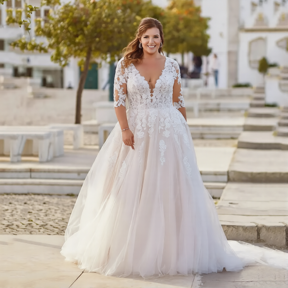 Robe de mariée pour femme forte de la marque Robe de Mariée Paris, élégante avec dentelle et jupe fluide à l'avant.