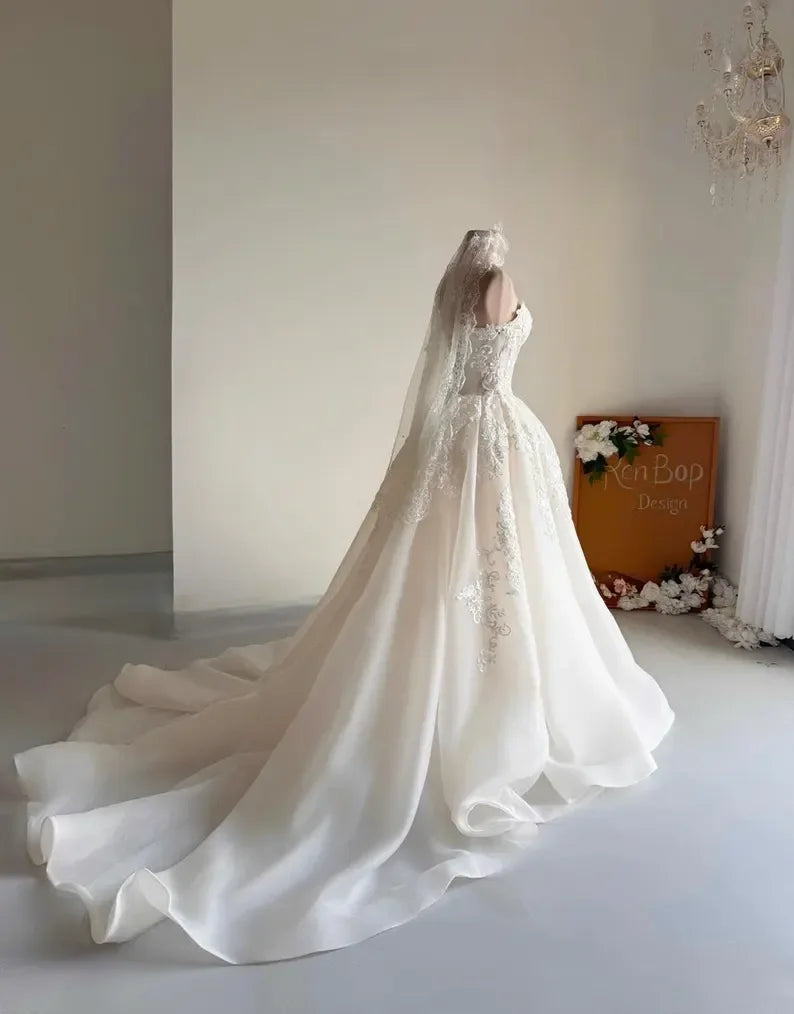 Robe de mariée année 20 de Robe de mariée Paris, détail en dentelle et style vintage, vue de face sur mannequin blanc