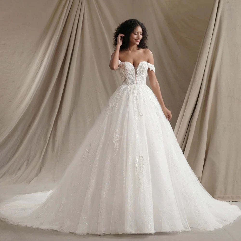 Robe de mariée de luxe Robe de mariée Paris en tissu blanc avec dentelle, coupe élégante et détails raffinés.