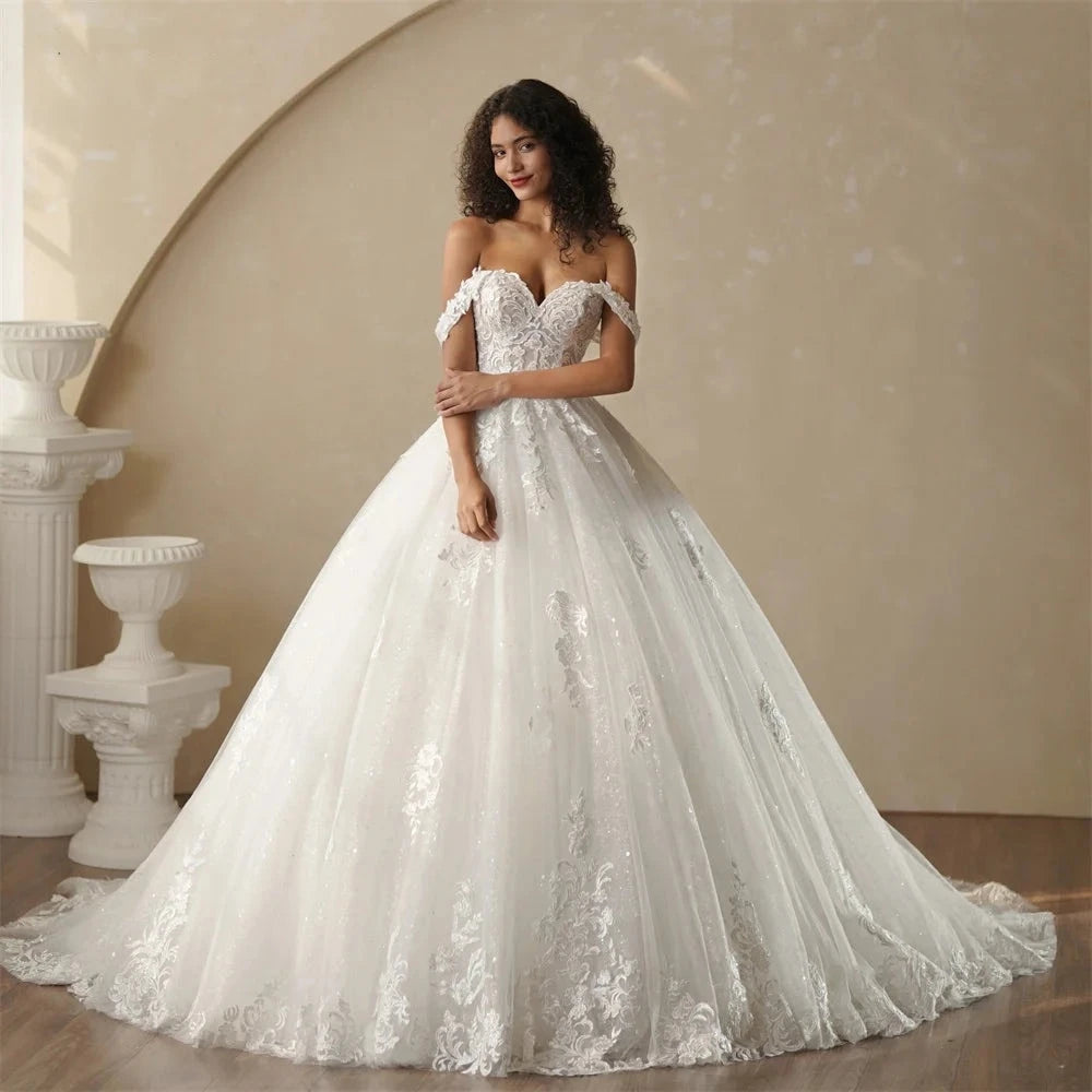 Robe de mariée évasée de la marque Robe de mariée Paris, tissu blanc avec détails élégants et décolleté délicat.