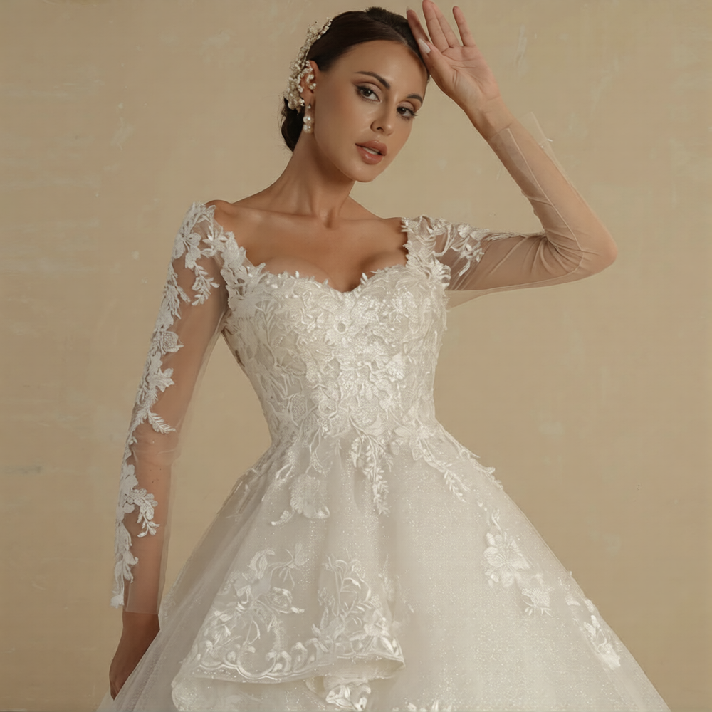 Robe de mariée en soie de la marque Robe de mariée Paris, robe élégante avec détails raffinés, portée sur un mannequin blanc