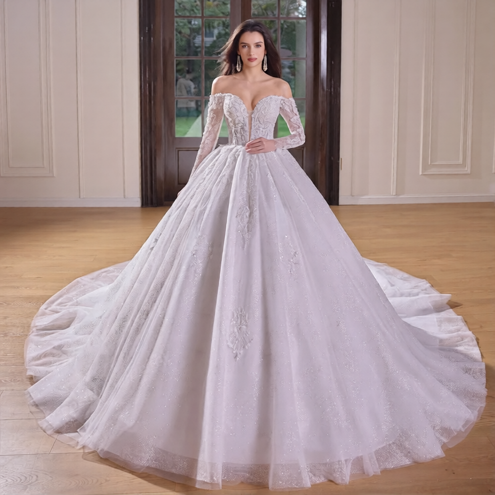 Robe de mariée manches longues de la marque Robe de mariée Paris, détail en dentelle et tissu élégant.