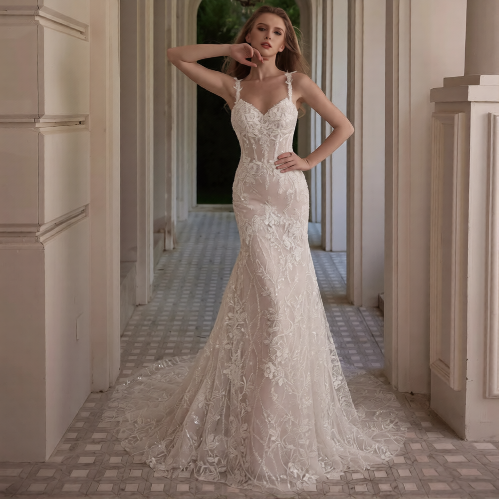 Robe de mariée fourreau de la marque Robe de Mariée Paris, détail de la robe blanche avec bustier et ourlet en dentelle.