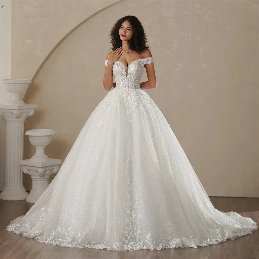 Robe de mariée blanche de la marque Robe de mariée Paris, élégante avec dentelle et bustier ajusté, vue de face.