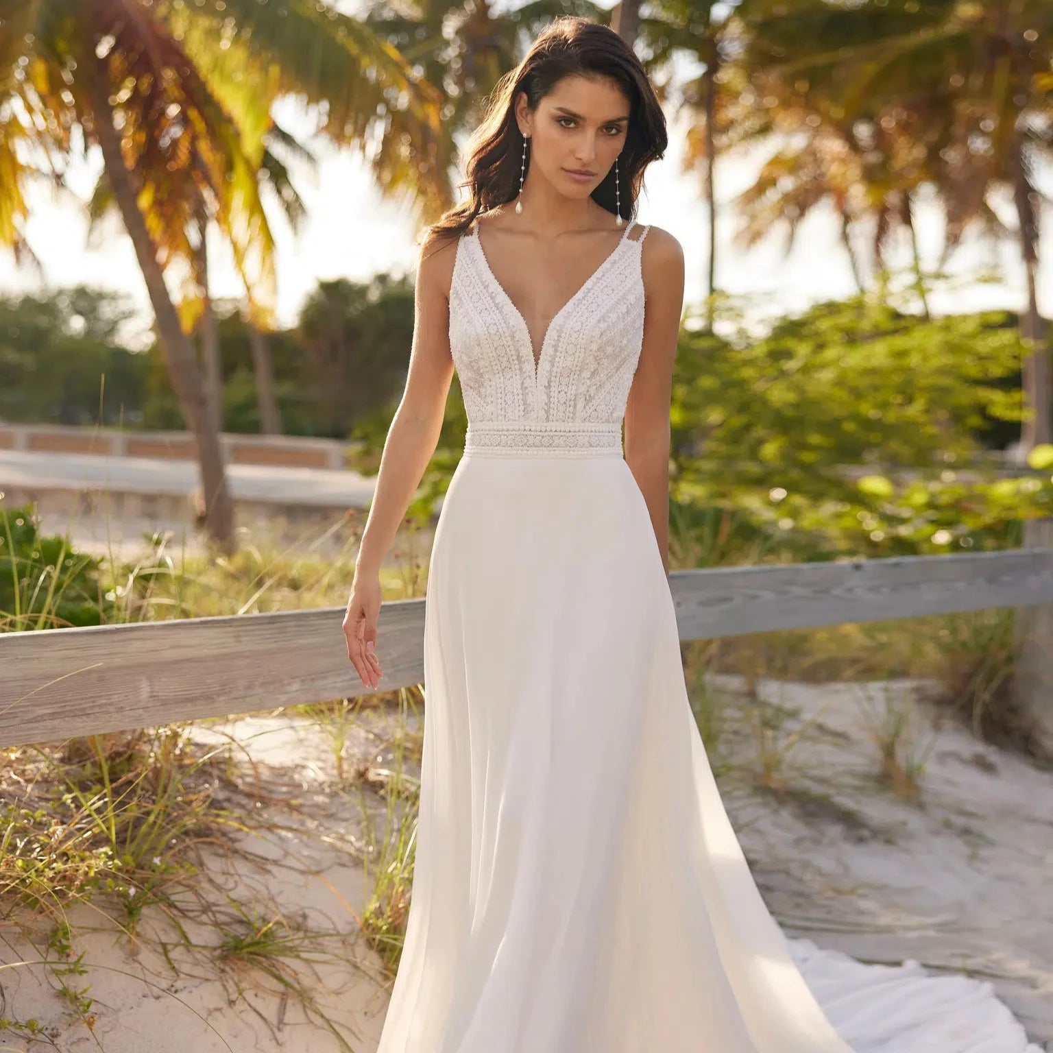 Robe de mariée bohème Valeria Aire Barcelone 2024 avec dentelle fluide et détails romantiques, idéale pour un mariage bohème.