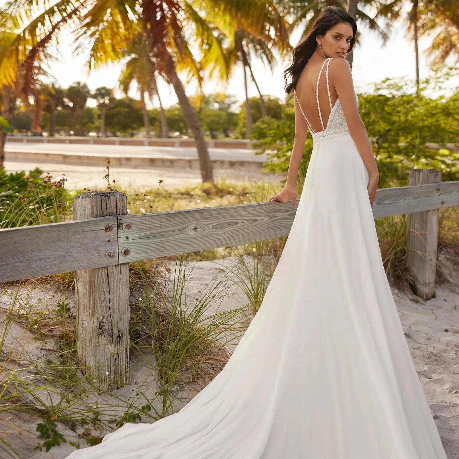 Robe de mariée bohème ValeriaAireBarcelona2024 avec dentelle fluide et détails romantiques, style bohème élégante pour mariage.