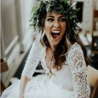 Robe de mariée bohème 2 pièces vintage avec dentelle et jupe fluide, idéale pour un mariage romantique et élégant.