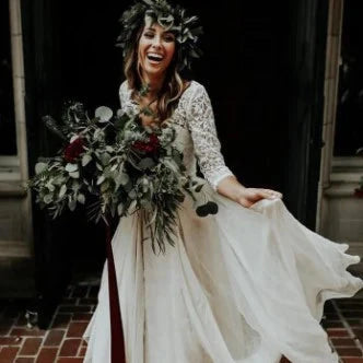 Robe de mariée bohème à deux pièces avec dentelle et manches longues, style vintage pour un mariage romantique.