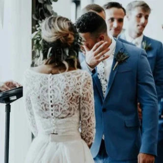 Robe de mariée bohème deux pièces avec dentelle et volants, style vintage, portée pour un mariage romantique et élégant.