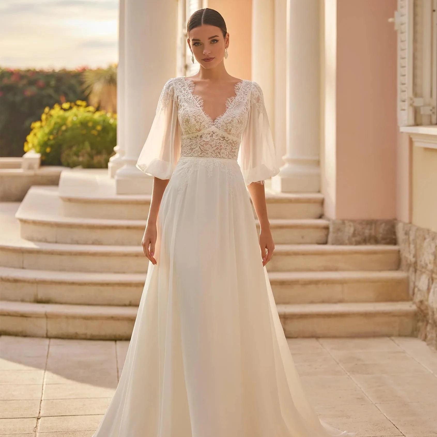 Robe de mariée bohème champêtre à coupe évasée, col en V, tissu léger et fluide, style bohème chic pour mariage romantique.