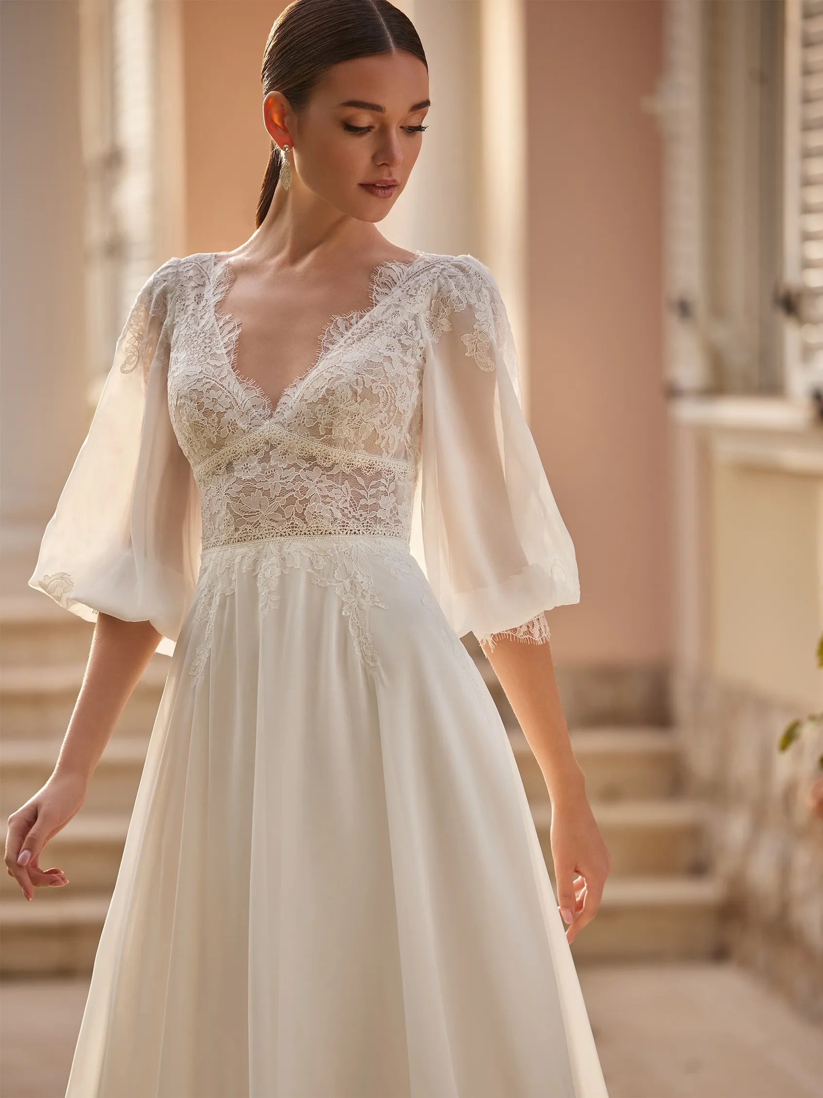 Robe de mariée bohème chic de style champêtre avec coupe en A et décolleté en V, idéale pour un mariage bohème romantique.