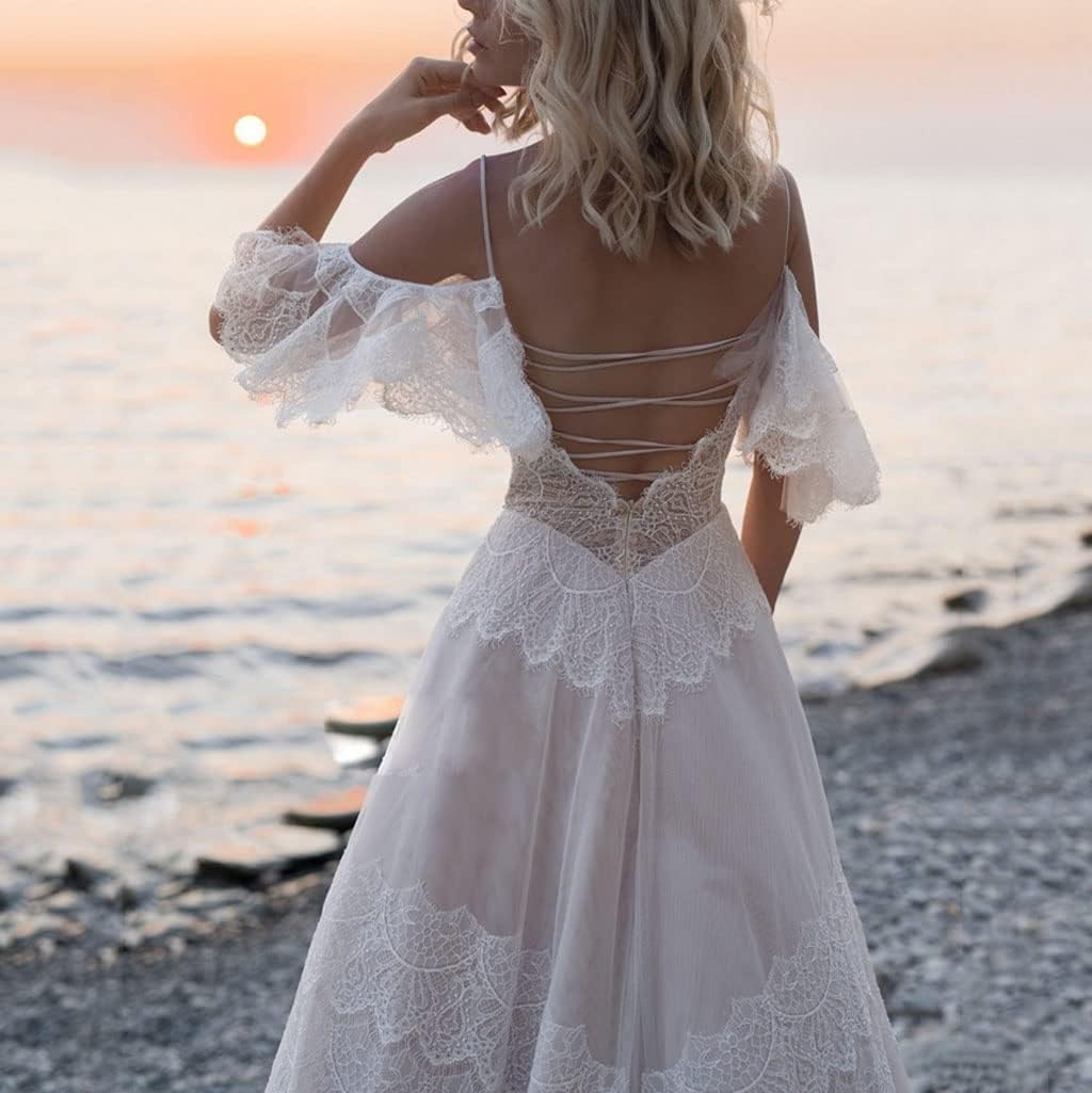 Robe de mariée bohème blanche avec traîne longue, détails délicats et style romantique pour un mariage 2024.