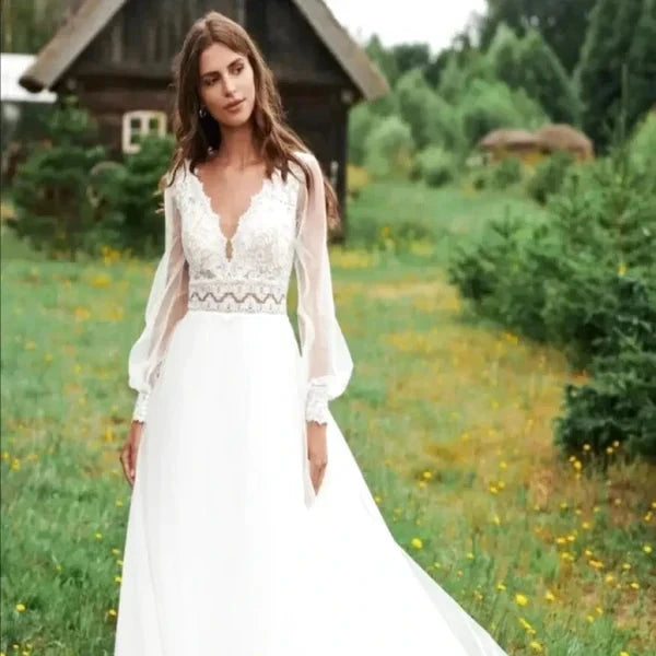 Robe de mariée bohème blanche en tulle longue, style simple et élégant, parfaite pour un mariage bohème.