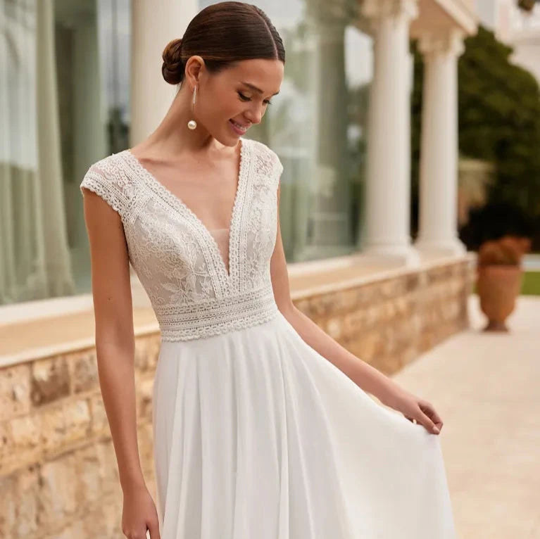 Robe de mariée bohème dos nu avec dentelle délicate et jupe fluide, idéale pour un mariage romantique et élégant.