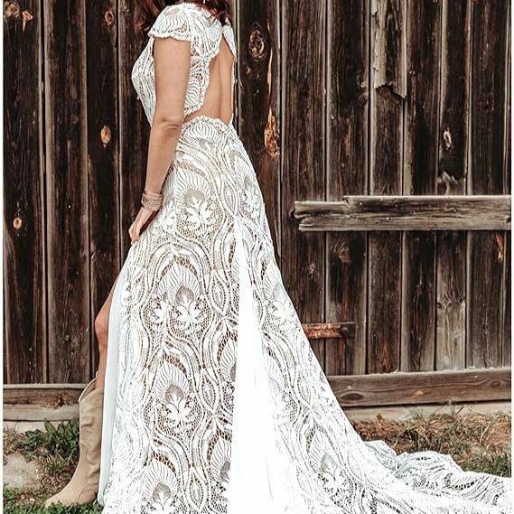 Robe de mariée bohème en dentelle avec décolleté en V, motifs floraux, et tissu léger, idéale pour un mariage bohème romantique.