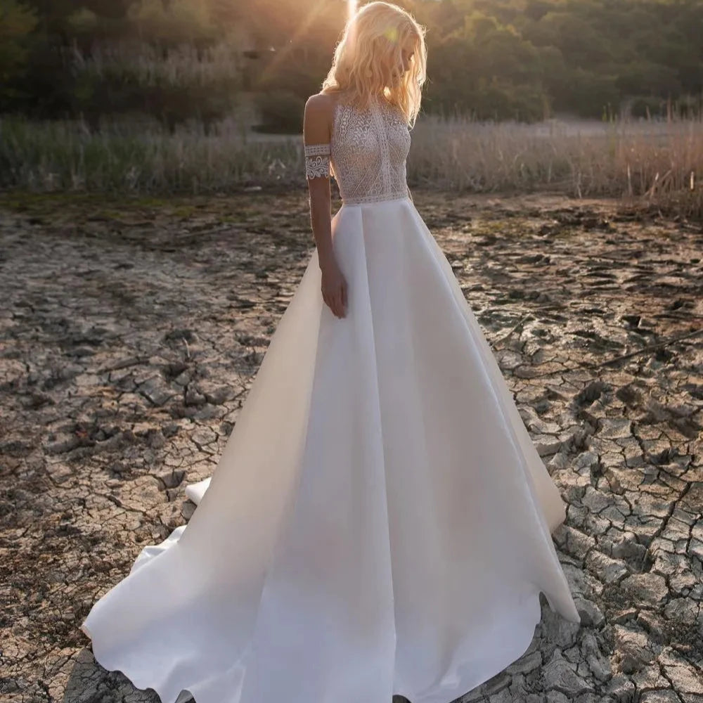 Robe de mariée bohème ivoire avec détails en dentelle, style western bohème, portée par une mariée dans un cadre champêtre