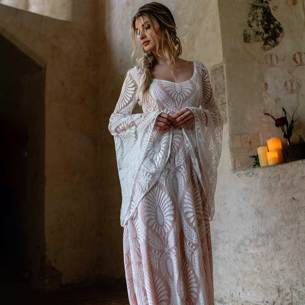 Robe de mariée bohème rose poudrée avec dentelle délicate et détails élégants, parfait pour un mariage romantique.