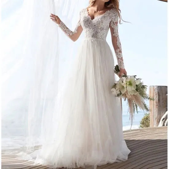 Robe de mariée bohème chic avec dentelle et détails floraux, portée par une mariée dans un décor romantique.