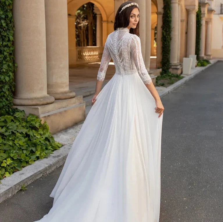 Robe de mariée bohème simple et chic avec jupe évasée, fabriquée par Robe de mariée bohème, pour un look élégant et décontracté.