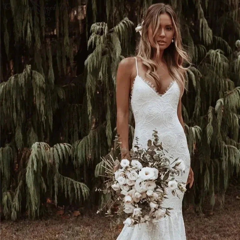 Robe de mariée bohème moderne avec dentelle délicate et jupe fluide, image mettant en valeur le style romantique et élégant.