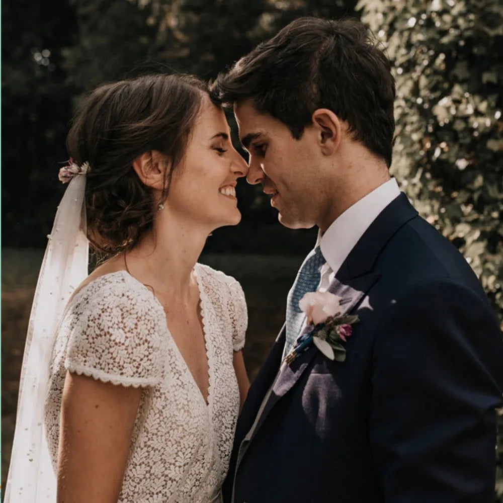 Robe de mariée bohème courte avec manches légères, style romantique et fluide, parfaite pour une cérémonie bohème.