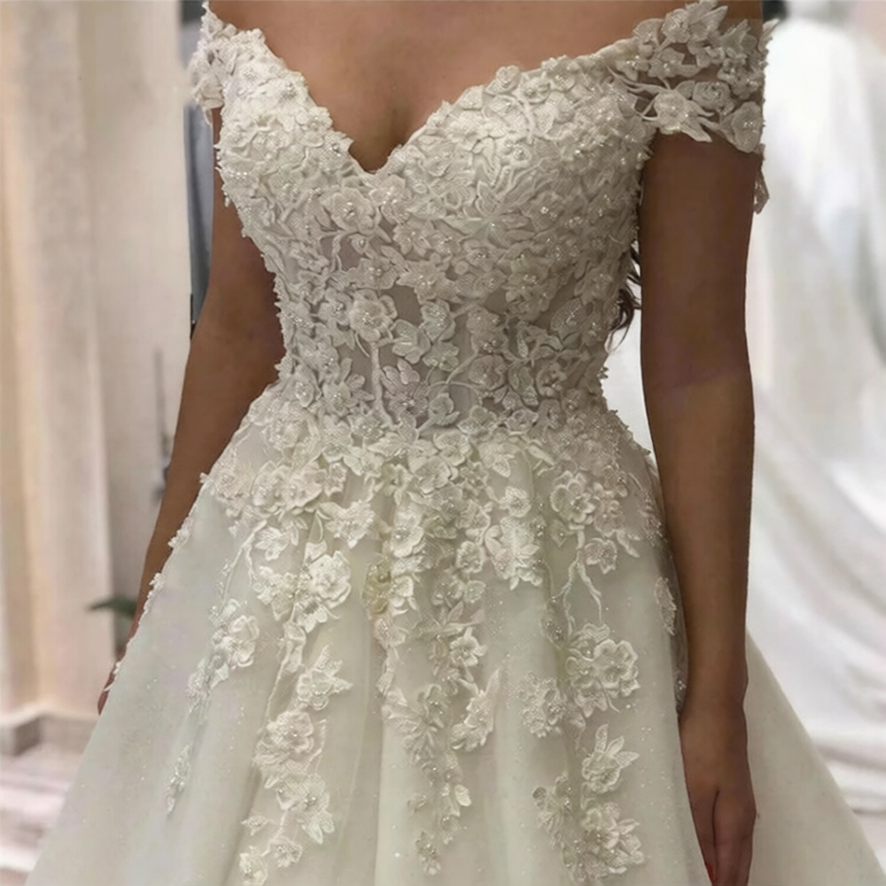 Robe de mariée pour femme de 50 ans, élégante, en satin blanc, par Robe de mariée Paris, avec détails délicats et manches longues.