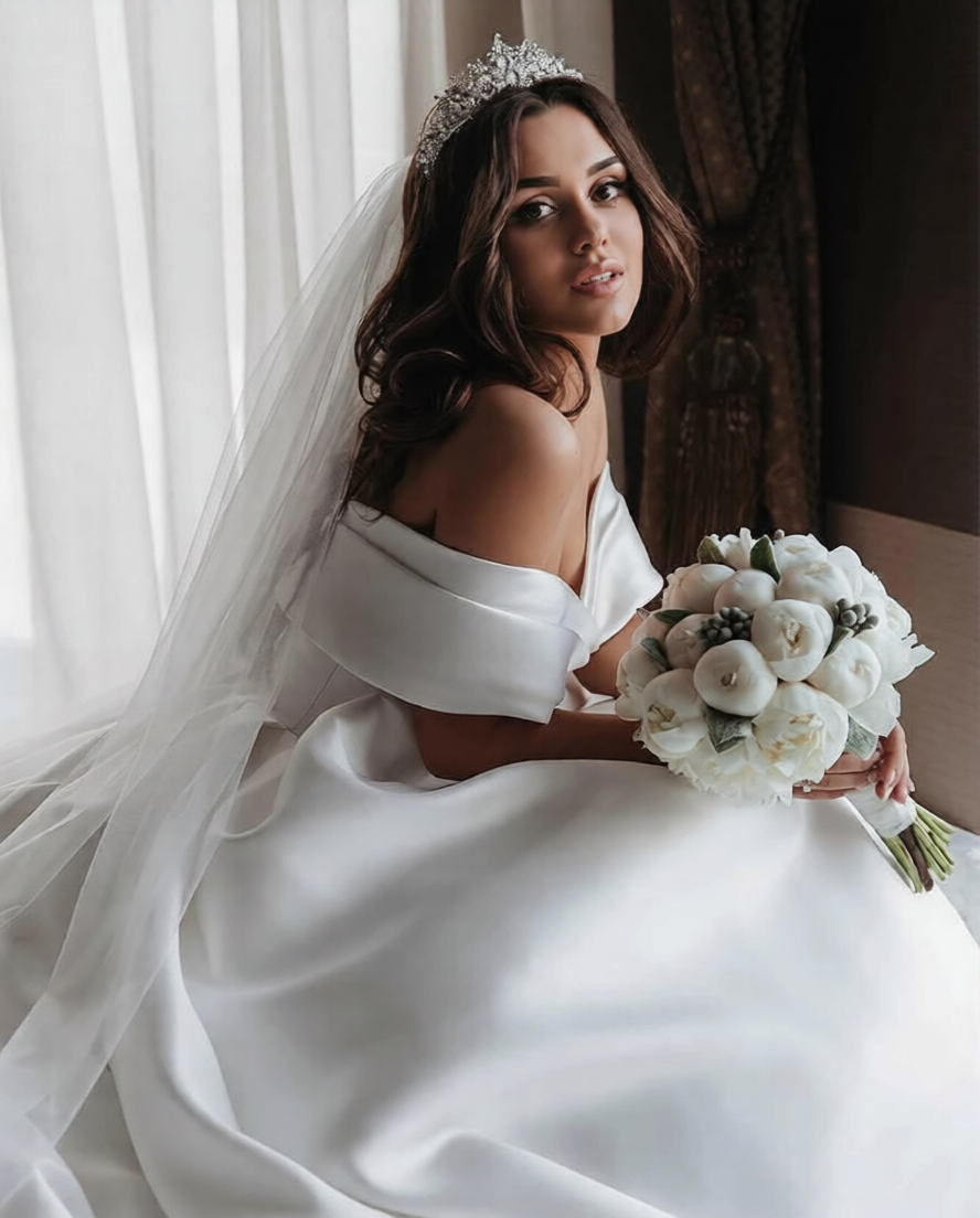 Robe de mariée pas chère de la marque Robe de mariée Paris, élégante avec dentelle blanche et bustier ajusté.