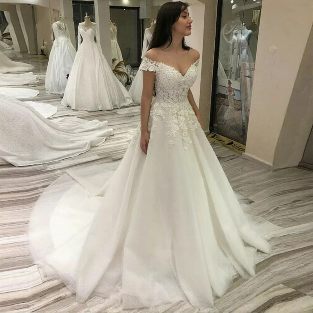 Robe de mariée pour femme de 50 ans, élégante, en tissu blanc, par Robe de mariée Paris, avec détails délicats et voile.