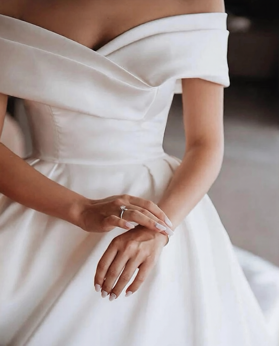 Robe de mariée pas chère de la marque Robe de mariée Paris, longue avec détails en dentelle et bustier ajusté.