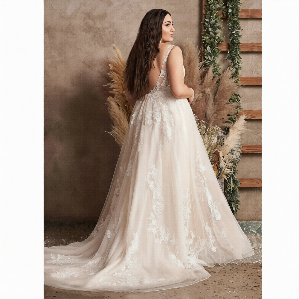 Robe de mariée empire pour femme, coupe ronde, par Robe de mariée Paris, en tissu blanc élégant et fluide.