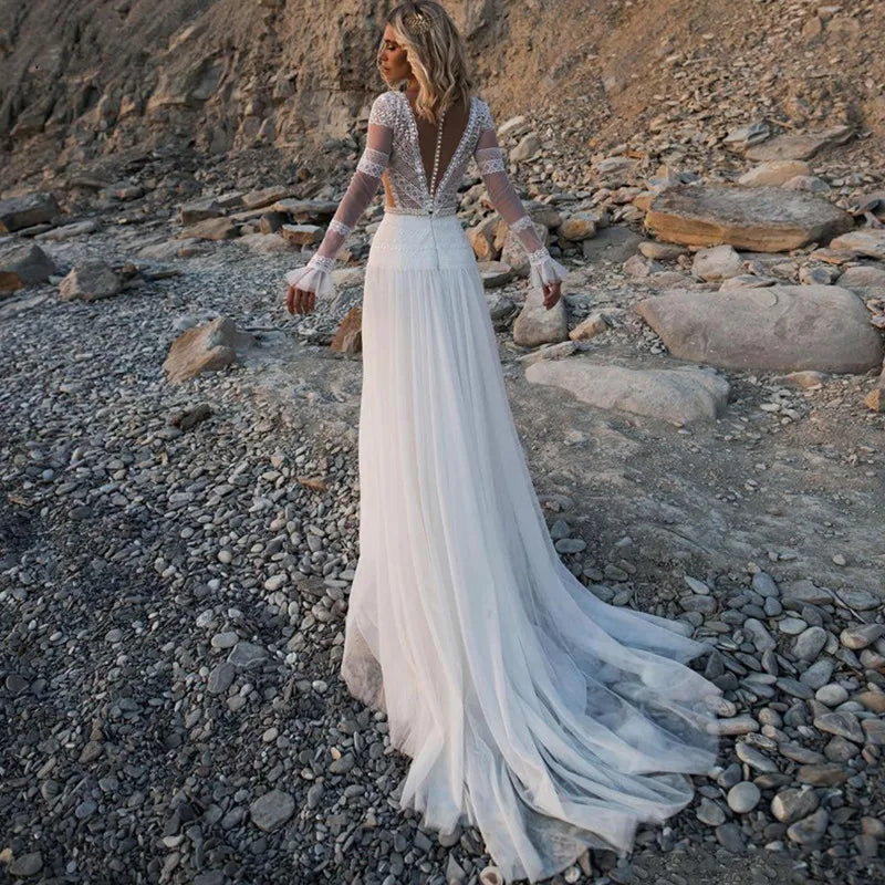 Robe de mariée bohème en dentelle avec manches longues, style romantique et fluide, idéale pour une mariée élégante et bohème.