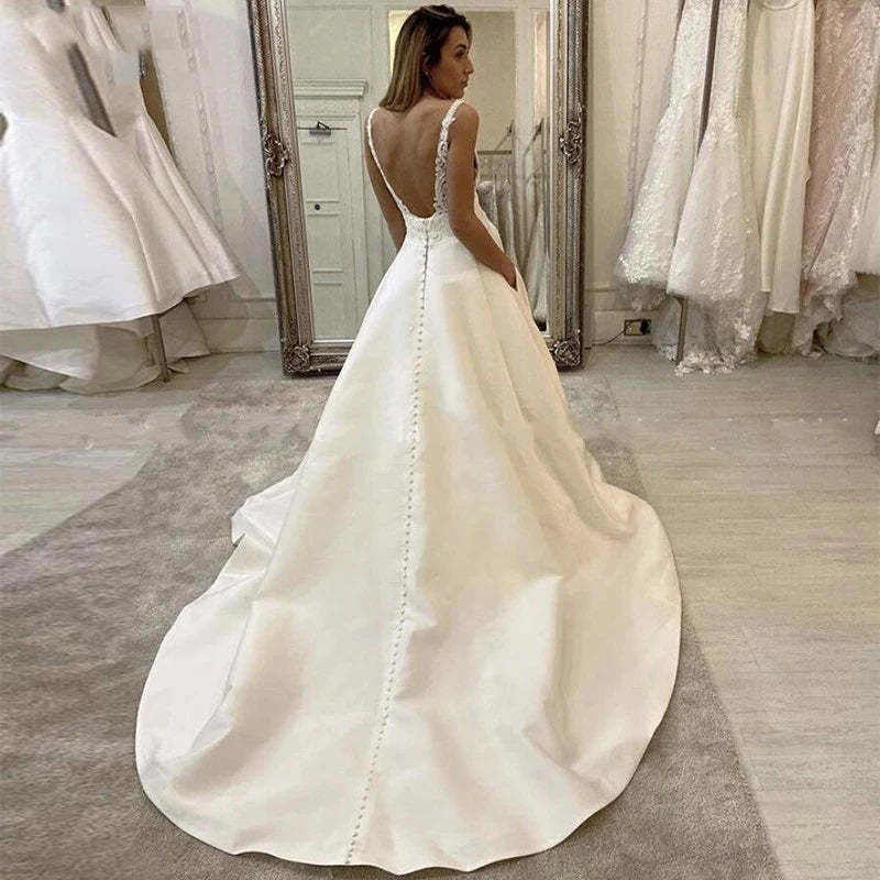 Robe de mariée bohème en tissu léger avec dentelle, longue et fluide, portée avec un voile assorti, style romantique et naturel.