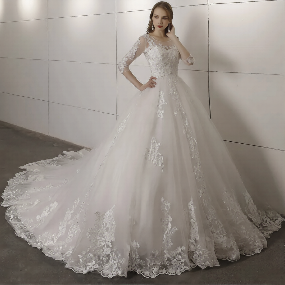 Robe de mariée hiver manches longues de la marque Robe de mariée Paris, élégante avec détails sophistiqués, portée dans une ambiance hivernale