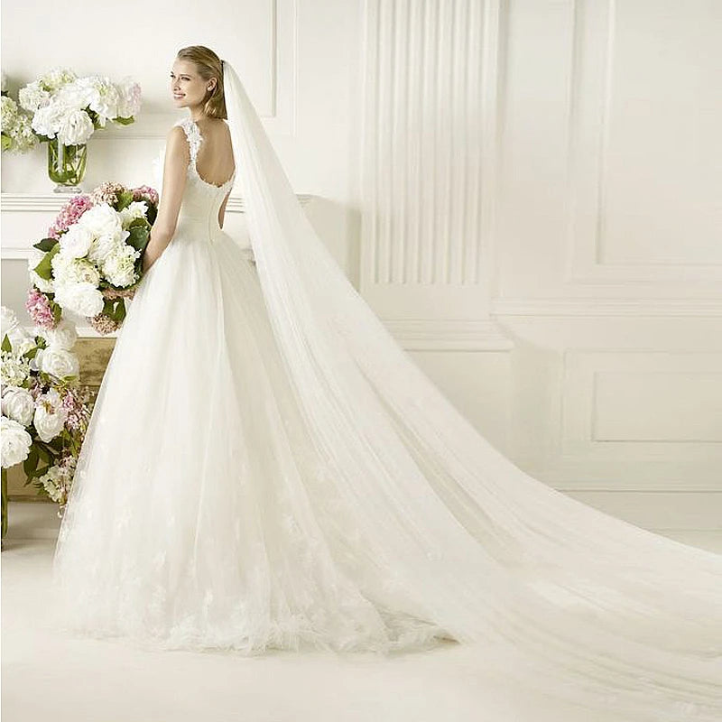 Robe de mariée bohème avec voile en dentelle et tissu fluide, portée par la modèle lors d'une séance photo nuptiale.