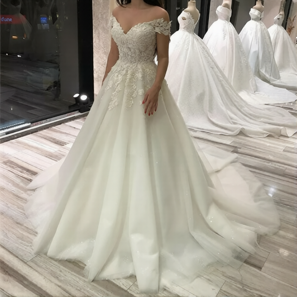 Robe de mariée femme 50 ans de la marque Robe de mariée Paris, détail élégant en tissu blanc avec broderies délicates.