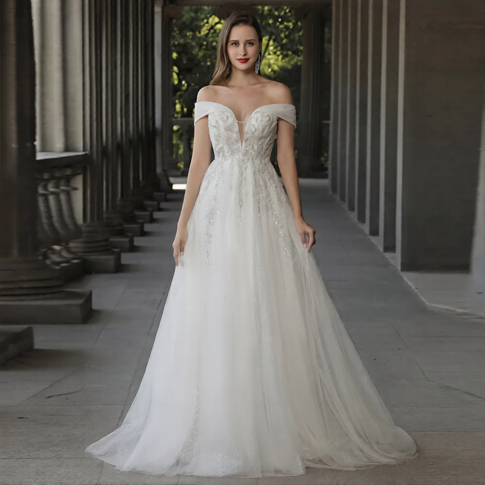 Robe de mariée classique de la marque Robe de mariée Paris, avec dentelle et corsage ajusté, vue de face.