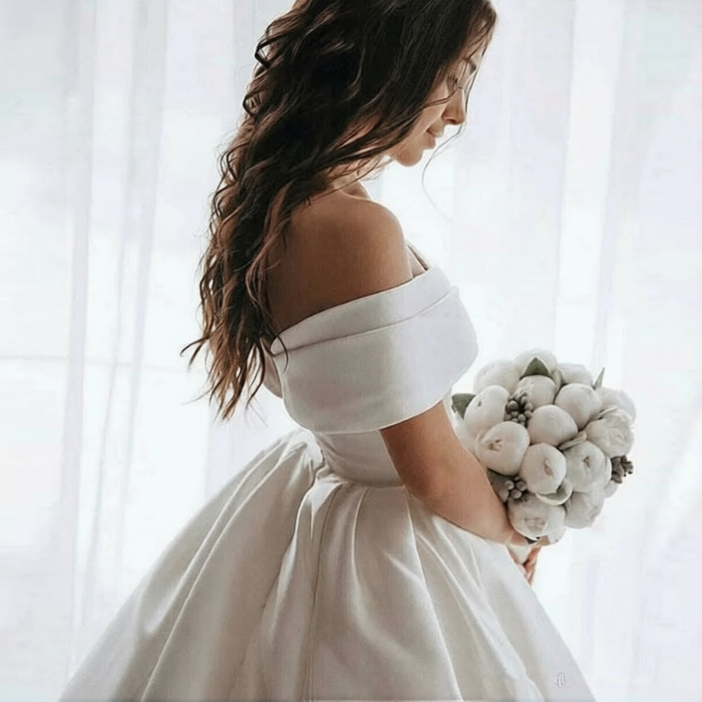 Robe de mariée pas chère de la marque Robe de mariée Paris, robe blanche élégante avec détails en dentelle.